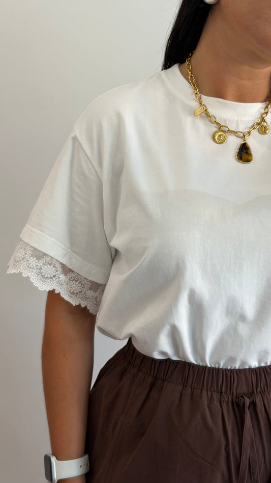 T-SHIRT BRANCA COM RENDA