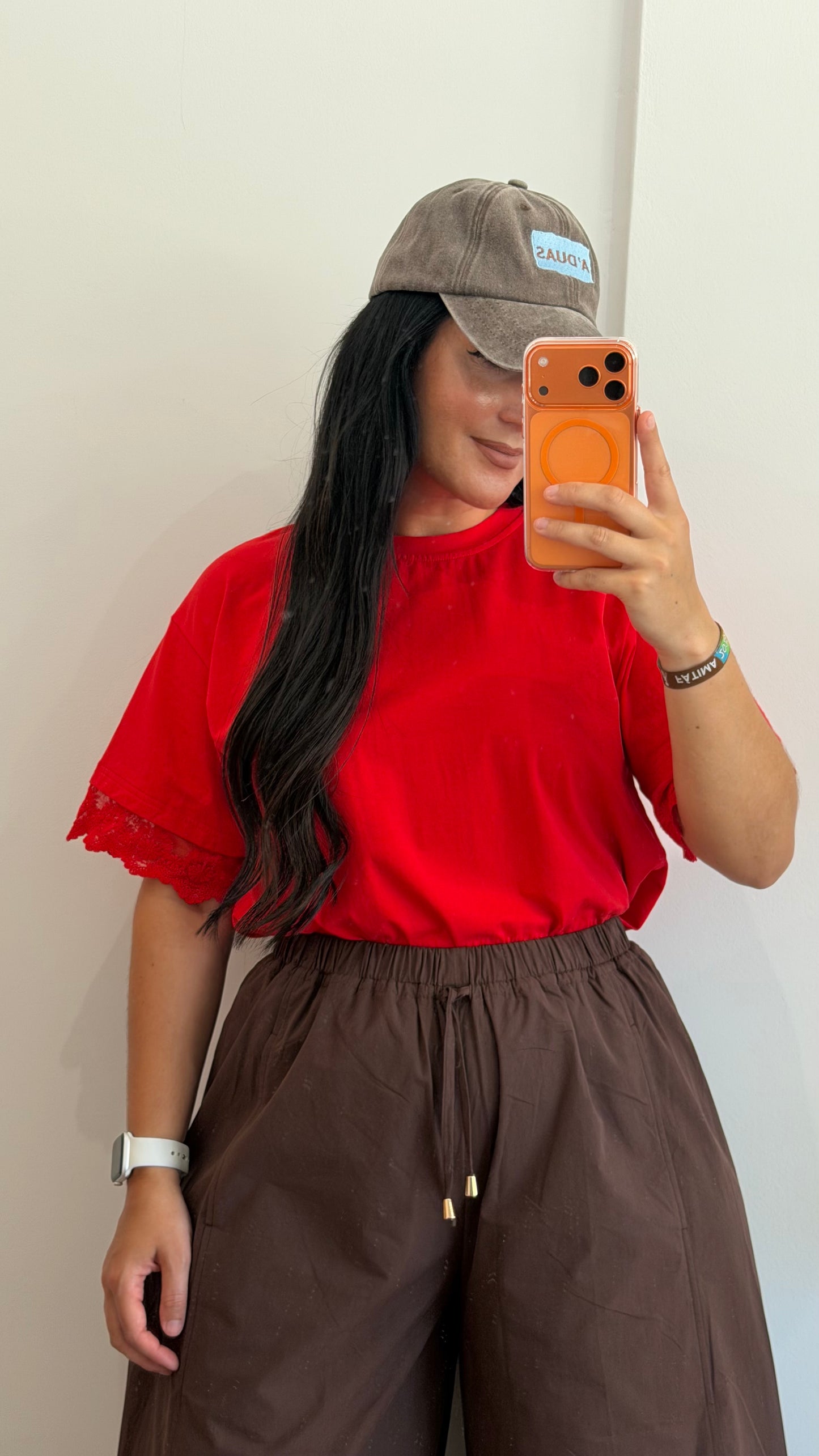 T-SHIRT VERMELHA COM RENDA