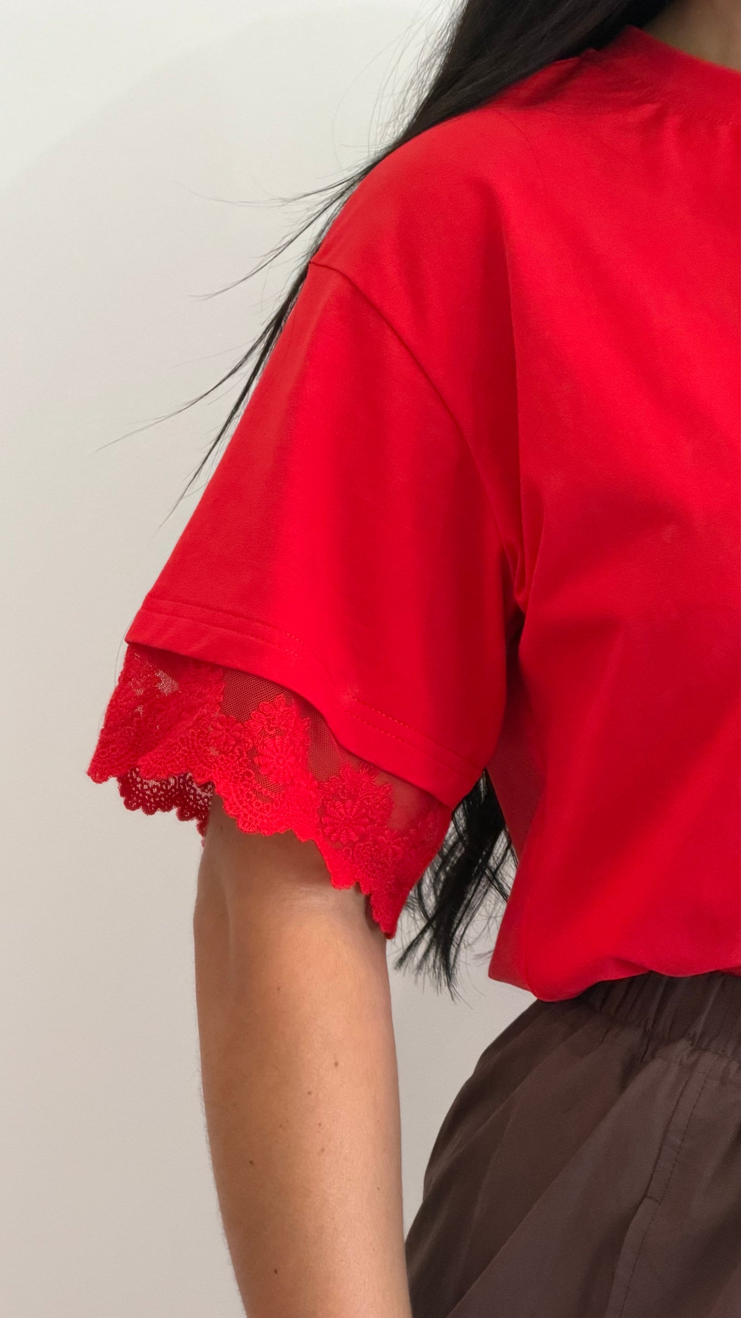 T-SHIRT VERMELHA COM RENDA