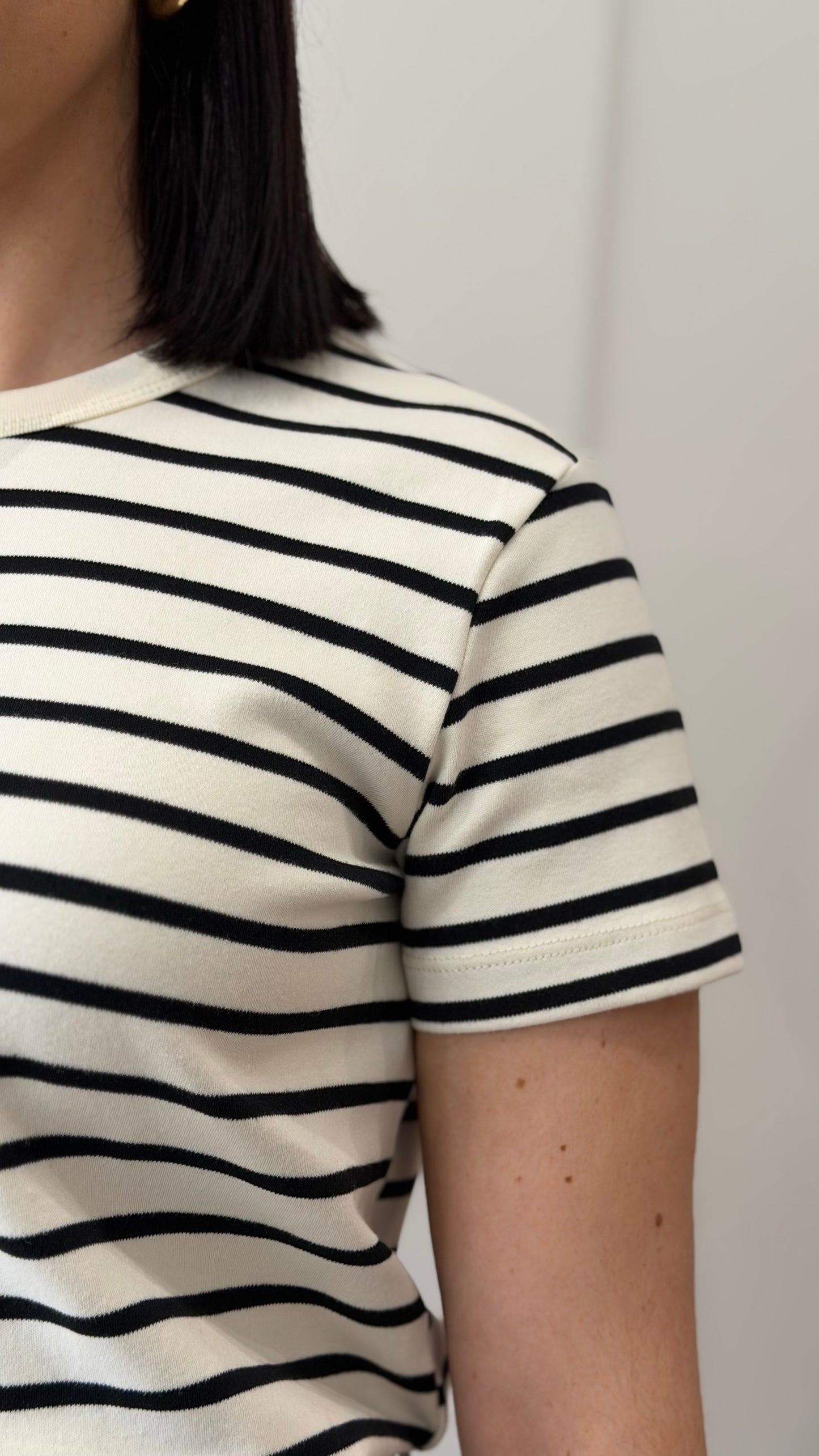 T-SHIRT RISCAS PRETA