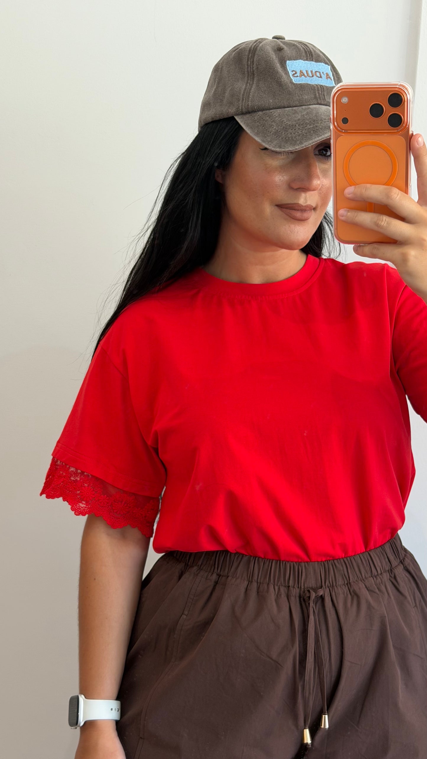 T-SHIRT VERMELHA COM RENDA