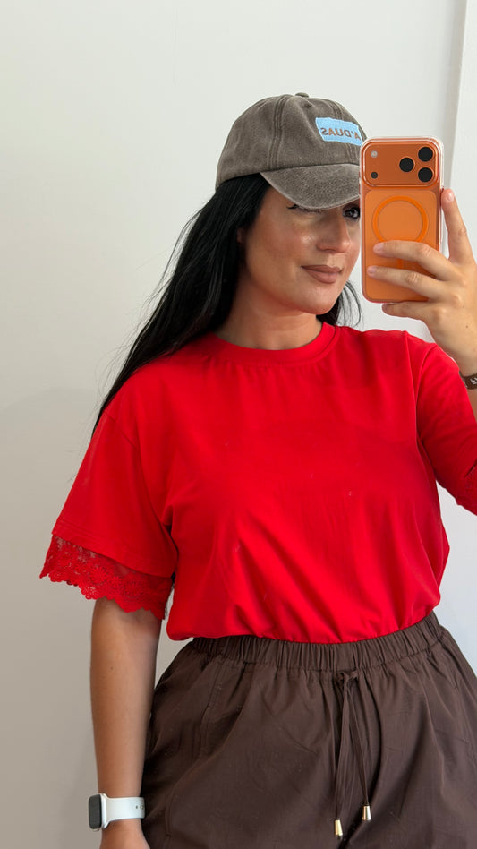 T-SHIRT VERMELHA COM RENDA