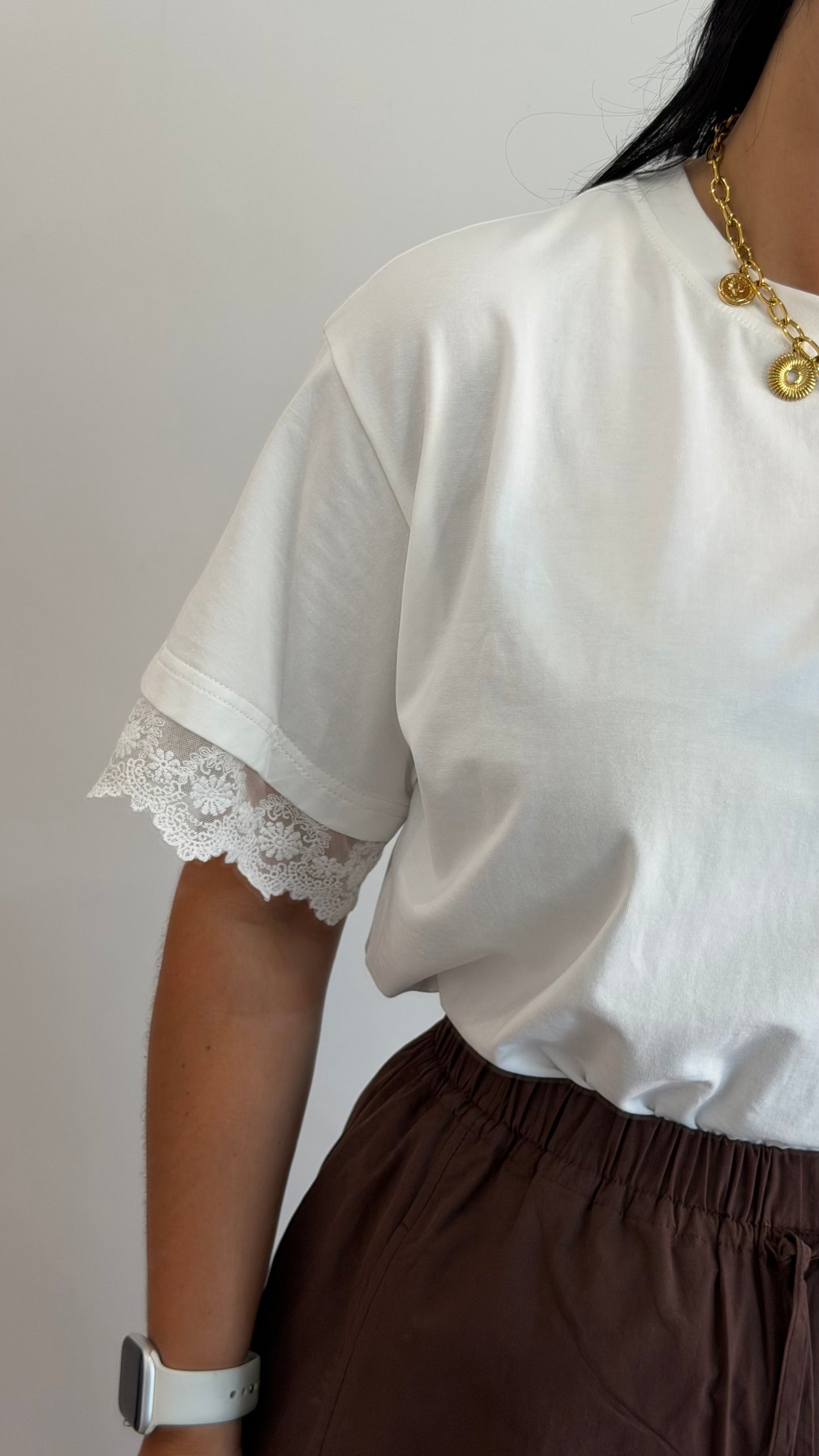 T-SHIRT BRANCA COM RENDA